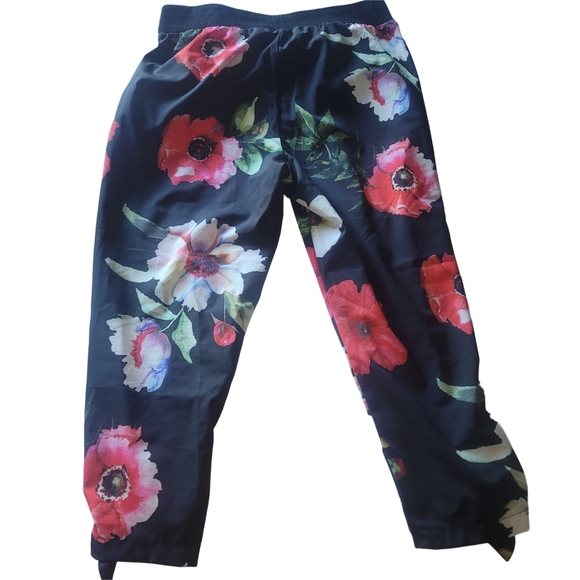 Le Grenier Black Floral Print Capris Pants - Picture 3 of 3